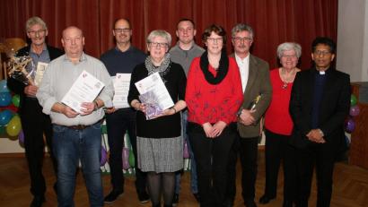 Bild: wro
Vorgestellt hat Pfarrer Joseph die aktuelle Kirchenverwaltung. Den ausscheidenden Mitgliedern sagte die Pfarrei Dankeschön. Im Bild von rechts Pfarrer Joseph, Christa Müller (Pfarrgemeinderatssprecherin), Wolfgang Braun, Michaela Staufer, Christopher April, Karin Ernstberger, Xaver Stock, Anton April und Willi Greger. Auf dem Bild fehlt Wolfgang Dutz, der sich entschuldigt hatte.