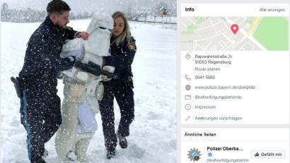 Screenshot: facebook.com/polizeioberpfalz
Dieser "Snowtrooper" des Polizeipräsidiums Oberpfalz versuchte detailgetreu am Original zu bleiben. Er wird in dieser nachgestellten Szene vom Polizei Präsidium Oberpfalz abgeführt, weil auch Gegenstände, die mit echten Waffen verwechselt werden können, unter das Waffengesetz fallen.