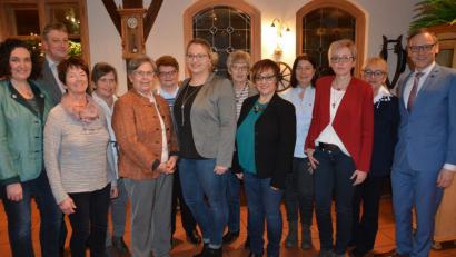 Bild: jr
Mit dieser Mannschaft geht die Frauen-Union Waldsassen in die kommenden zwei Jahre. Mit dabei sind (von links) Kreisvorsitzende Tina Zeitler, CSU-Ortsvorsitzender Markus Scharnagl, Brigitte Kliebhan, Anna Seifert, Eleonore Tippmann, Klara Grötsch, die neue Vorsitzende Katja Bloßfeldt, Elfriede Grillmeier, Ursula Eckert, Doris Sommer, Sabine Schiml, Monika Sticht und Bürgermeister Bernd Sommer.