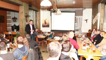 Bild: njn
Sachgebietsleiter Frank Langguth (stehend) vom Amt für Ländliche Entwicklung aus Tirschenreuth stellte den Einwohnern den Ablauf einer Dorferneuerung und den daraus resultierenden Möglichkeiten vor.