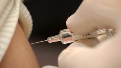 Bild: Fredrik von Erichsen
Ein Frau wird geimpft. Foto: Fredrik von Erichsen/Archiv