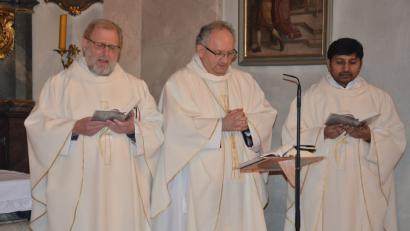 Bild: jr
Angeführt wurde der allmonatliche Resl-Gebetstag am Montagabend vom Salzburger Domkustus Dr. Johann Reißmeier (Mitte), mit am Altar standen Pfarrseelsorger Pater Benedikt Leitmayr (links) und Pater John vom Kloster Fockenfeld.