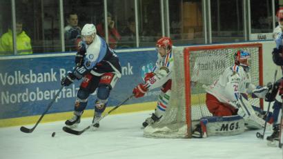 Bild: gb
Am vergangenen Freitag gewannen die Blue Devils gegen den Lokalrivalen Selber Wölfe mit 9:3 (Szene mit Marco Habermann, links). An diesem Freitag steht das Oberpfalzderby gegen den EV Regensburg auf dem Programm.