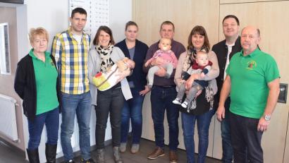 Bild: nib
Die beiden Vorsitzenden Manfred Götz (rechts) und Maria Schleicher (links) überreichten den Eltern der Neugeborenen einen Baumgutschein. Bürgermeister Christian Ziegler (Zweiter von rechts) gratulierte den Vätern und Müttern ebenfalls.