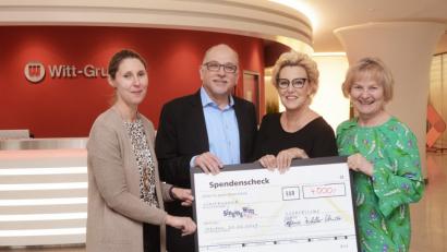 Bild: shl
Ihr Gesang hilft Menschen in Not. Mit einer Spende über 4000 Euro für die Hilfsaktion "Lichtblicke" überraschen "Singing Witt"-Chorleiterin Stefanie Zühlke-Schmidt (Zweite von rechts) und Manfred Wiechert die geschäftsführende Verlegerin Viola Vogelsang-Reichl (links) von Oberpfalz-Medien und Schirmherrin Elisabeth Wittmann.