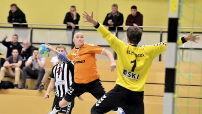 Bild: Hubert Ziegler
Auf die Rückkehr von David Zilak (Mitte) hofft Ambergs Trainer Roman Will im Derby gegen Auerbach. Der Torjäger aus Tschechien fiel wegen eines gebrochenen Daumens mehrere Wochen lang aus.