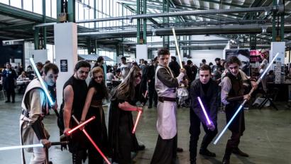 Bild: Jedi-Academy Cham
Die Showkampfgruppe der Jedi-Academy Cham bei einem Auftritt auf einer Comic-Messe.
