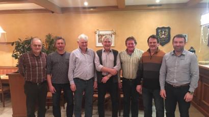 Bild: ral
Die Jagdpacht wurde verlängert. Im Bild von links Kassier Josef Schimmer, zweiter Vorsitzender Gerhard Schmidl, erster Vorsitzender Johann Schmidl, die Jagdpächter Manfred Röhl und Erich Bücherl sowie die Beisitzer Hubert Lippert und Christian Winkler.