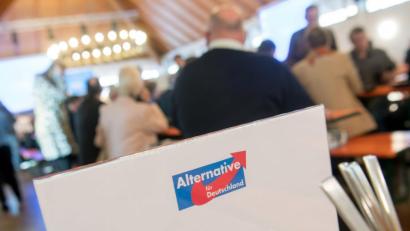 Archivbild: Peter Kneffel/dpa
Ein Schild mit der Aufschrift „Alternative für Deutschland – Presse“ steht im November 2016 in Ingolstadt vor Beginn des Landesparteitages der AfD auf einem Tisch in der hintersten Ecke des Saals.