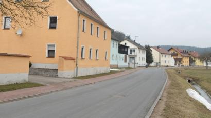Bild: ohr
Die Detailplanung für den Hochwasserschutz Brensdorf mit der favorisierten Variante „Mauer“ als Schutzmaßnahme wird weiterverfolgt. Vom Straßenniveau aus beträgt ihre Höhe etwa 1,20 Meter.