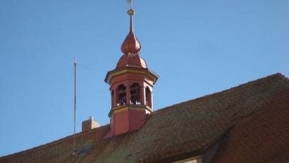 Bild: wmr
Auf dem historischen Mitterteicher Rathaus erinnert ein Glockenturm noch immer daran, dass hier früher die Steuerglocke untergebracht war. Sie sollte die Bürger vierteljährlich an die fälligen Steuern erinnern.
