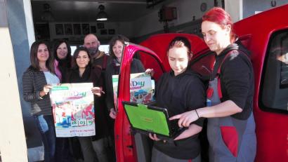 Bild: Bühner
Längst hat die Computertechnik auch im Kfz-Handwerk Eingang gefunden, erklärt KfZ-Meisterin Tanja Sauer ihrer Auszubildenden Lucia Hausner. (Erste und Zweite von rechts). Mit dabei auch Firmenchef Josef
Häusler im Hintergrund zusammen mit den Vertreterinnen des Bündnisses für Familie.