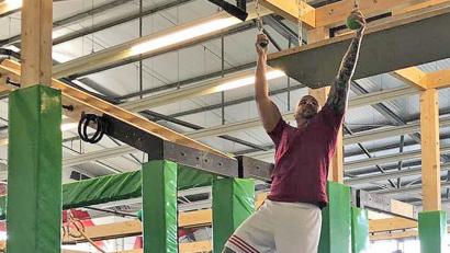 Bild: sne
Jerome Wessely bei einer Hangelübung im "Warriors Luck" in Erlangen.