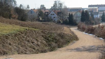 Bild: kö
Hier zwischen Hütberg und Weinberg soll (im Bild links vom Weg) ein Baugebiet "Am Kalvarienberg" mit fünf Parzellen ausgewiesen werden.