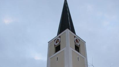 Bild: ads
2019 steht im Zuge der Außen- und Innensanierung der Pfarrkirche St. Margareta auch die Kirchturmsanierung an. Sie geht einher mit der Umgestaltung der Kirchturmspitze, die ihrem Aussehen vor der Bombardierung am Ende des Zweiten Weltkrieges angepasst wird.