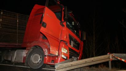 Bild: rw
Ein Sattelzug verunglückte am Donnerstagmorgen in der Nähe des Bohrturms bei Windischeschenbach.