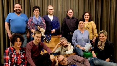 Bild: le
Sie stehen schon fleißig auf der Bühne bei den Proben unter der neuen Regie von Jumbo Braun (links ): die Theatergruppe "Zum Pfarrplatzl".