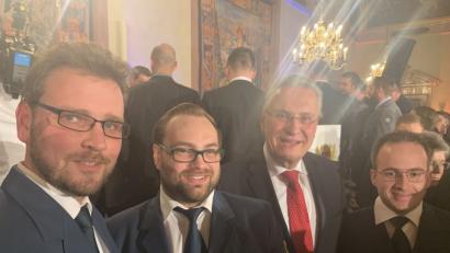 Bild: exb
Innenminister Joachim Herrmann (Dritter von links) dankt Thomas Schiller, Falco Bauer und Michael Raab (von links) für ihren Einsatz.