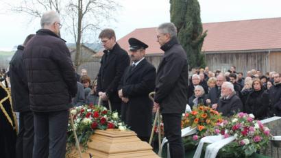 Bild: frd
Groß war die Anteilnahme der Bevölkerung, als am Donnerstag der langjährige Kreisvolkmusikpfleger Alois Gillitzer auf dem Friedhof in Niedermurach beigesetzt wurde.