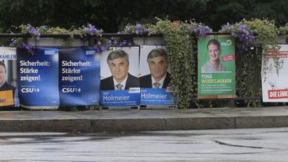 Archivbild: Hirsch
Ein üblicher Anblick in Schwandorf: Wahlplakate, wie hier für die Bundestagswahl 2017, sind nebeneinander aufgereiht. Der Stadtrat hat nun den Marktplatz und weitere Stellen der Innenstadt mit einem Plaktierverbot belegt.