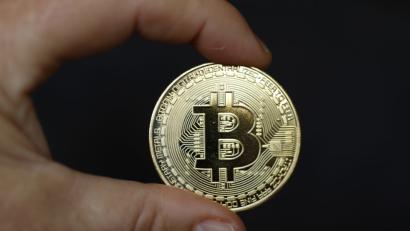 Bild: Ina Fassbender/dpa
Die Erpresser fordern in ihrer E-Mail rund 900 US-Dollar in Bitcoins.