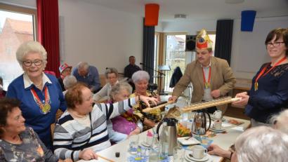 Bild: dob
Seniorenbeauftragte Lotte Hofmann (links) kann selbst ein gebrochenes Bein nicht aufhalten. Wie eh und je organisiert sie einen lustigen Fasenachtnachmittag für ihre Senioren. Vom Bürgermeister gibt's ein Schnapserl, den er mit Narrenkappe serviert.