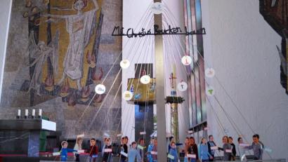 Bild: du
Mit Christus Brücken bauen“ steht als Motto über dem großen Brückenbauwerk im Modell, auf dem sich die 22 Kinder aus Papier gebastelt und mit ihren Namen versehen der Gemeinde vorstellen.