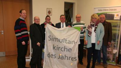 Bild: Susanne Götte
Fahnenübergabe (von links): Pfarrer Matthias Weih (Kaltenbrunn, Freihung, Thansüß, Vilseck), Pfarrer Bernhard Huber (Freihung), Susanne Meyer (Vertrauensfrau des Kirchenvorstands in Thansüß), Bürgermeister Norbert Bücherl (Freihung), Pfarrer Hans-Peter Pauckstadt-Künkler (Rothenstadt), Pfarrerin Nadine Schneider (Thumsenreuth und Krummennaab – Simultankirchen des Jahres 2018), Heinrich Müller (Organist und Posaunenchorleiter in Thansüß).