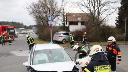 Bild: jma
Die Feuerwehr hatte wegen eines Unfalls im Eschenbacher Industriegebiet viel zu tun.