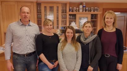 Bild: exb
Verantwortung im Sportklub Fürnried übernehmen (von links) Martin Pickel (Vorsitzender), Antje Kohl (Spartenleiterin Kinderturnen), Jennifer Härlein (Schriftführerin und Leiterin des Teams Wiesenflitzer) und Silvia Utz (Zweite Vorsitzende). Rechts im Bild Birgland-Bürgermeisterin Brigitte Bachmann.