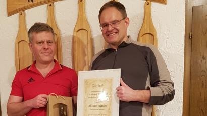 Bild: bkr
Michael Melzner (rechts) gehört seit 25 Jahren dem Heimatverein an. Wolfgang Nickl (links) dankt mit Urkunde und Wein.