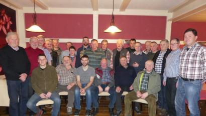 Bild: rn
Georg Karl (sitzend, Dritter von links) leitet für weitere fünf Jahre die Jagdgenossenschaft. Zum „Dauerbrenner“ Schwarzwild nimmt Martin Gottsche (sitzend, links) in der Jahreshauptversammlung Stellung.