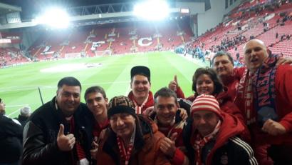 Bild: exb
Diese Oberpfälzer Bayern-Fans waren an der Anfield Road schon vor dem Anpfiff bester Stimmung.
