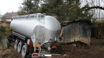 Bild: gf
Mit Tempo in den Garten. Aus ungeklärter Ursache kam dieser Silozug am Freitagvormittag bei Steiningloh von der Fahrbahn ab und pflügte sich durch einen kleinen Schrebergarten.