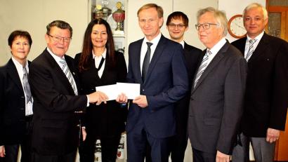 Bild: R. Kreuzer
Die Gratulanten sind zahlreich (von links): Irmgard Fürnrohr, Adolf Baumann, Edith Ach, Tobias Ach, Heinz Adolf und Gerhard Kremser gratulieren Jubilar Karlheinz Ach (Vierter von links).