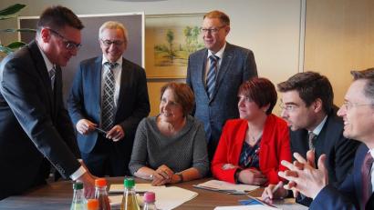 Bild: Bühner
Arbeitsagenturchef Thomas Würdinger (Erster von links) erläutert den Landtagsabgeordneten (sitzend von links) Annette Karl, Anna Toman, Stephan Oetzinger und Tobias Reiß die Situation auf dem Arbeitsmarkt. Mit dabei die Geschäftsführer der Jobcenter Weiden Neustadt und Tirschenreuth Peter Witt und Leonhard Merkl (stehend Zweiter und Dritter von links)