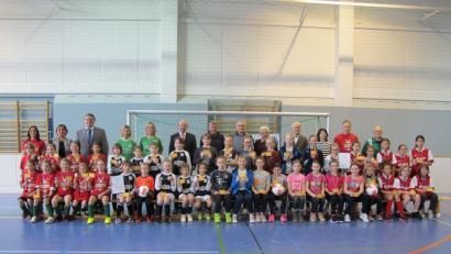Bild: khg
Die vier Mädchen-Mannschaften nach der Hallen-Fußball-Landkreismeisterschaft der Grundschulen von links: 1. Vilseck I, 2. Poppenricht, 3. Auerbach und 4. Vilseck II mit (hinten, von links): Stefanie Specht, Studienrätin Barbara Ströll-Seegerer, 1. Bürgermeister Hans-Martin Schertl, Susanne Engelhardt und Rektorin Janina Schmidt (beide Poppenricht), Stefan Nicol, Klaus-Dieter Seibold, Helmut Lippert, Karl Eckert, Konrad Köppl, Lehrerin Maria Danninger (Auerbach), Hans-Jürgen Geier und Karl Heinz Grollmisch.