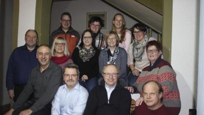 Bild: exb
Freuen sich schon auf die Aufführungen: die "Pechlattenfixner"Theaterleute mit ihrem neuen Spielleiter Anton Krisch (vorne, Zweiter von rechts).
