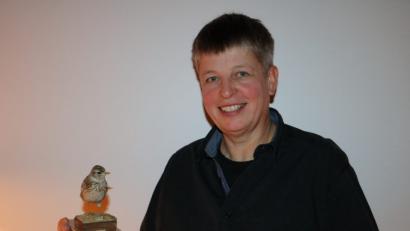 Bild: gru
Sigrid Peuser zeigt eine ausgestopfte Feldlerche.