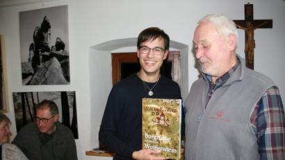 Bild: wro
Der aktuelle Weißenstein-Band, den Vorsitzender Norbert Reger (rechts) als Dankeschön überreichte, war wohl das passende Geschenk für Adrian Roßner, der sich darüber sehr freute.