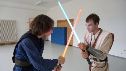Archivbild: Julian Trager
Der Französische Fechtverband erklärt den Lichtschwerkampf zum Sport, um junge Menschen zum Fechten zu motivieren. An der Jedi-Academy in Cham gibt es bereits länger Lichtschwertduelle.