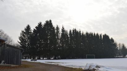 Bild: bej
Der alte Sportplatz in Haag wird als Kinderspielplatz und Festplatz genutzt. Links sind die alten Umkleidekabinen zu sehen, die den Haager Vereinsgemeinschaften für verschiedene Anlässe dienen. Die neue Scheune der Feuerwehr mit einer Größe von 10 auf 20 Meter soll zwischen Spielplatz und Fußballtor errichtet werden.