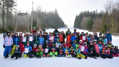 Bild: bey
60 Grundschüler nahmen an der Kreismeisterschadft Ski alpin teil. Schulrätin Margit Walter (Mitte zwischen zwei Schülern) dankte den Kindern für die gezeigte Begeisterung, den Organisatoren mit Kreisobmann Ski Alpin Elmar Günther (hintere Reihe 3. von rechts) für die Vorbereitung und Durchführung des Wettbewerbs sowie den Lehrkräften für die Begleitung und Betreuung der Kinder.