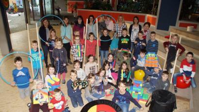 Bild: mmj
Stolz präsentierten die Kinder die Spielgeräte, deren Anschaffung der Elternbeirat durch sein Engagement ermöglichte. Dafür dankte Rektorin Maria Pfistermeister (hinten rechts) den Team um Vorsitzender Sandra Kaiser (Dritte von rechts).