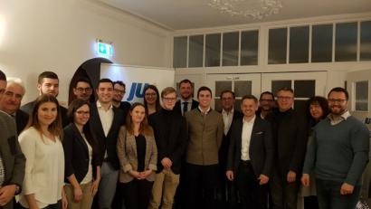 Bild: pjss
Die neue Führungsmannschaft der Jungen Union mit Vorstand Johannes Klinger (Achter von rechts) an der Spitze. Prominente Gäste waren unter anderem Stadtrat und zweiter Bürgermeister Peter Gold (Zweiter von links), CSU-Ortsvorsitzender Huberth Rosner (Neunter von rechts) und Bürgermeister Franz Stahl (Vierter von rechts).