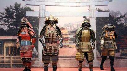 Bild: Holger Stiegler
Für eine imposante Begrüßung der Ausstellungsbesucher sorgen diese vier Samurai.