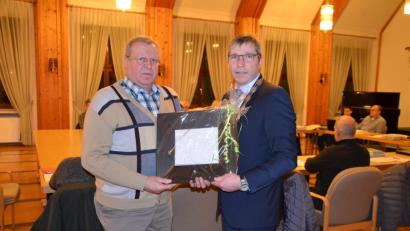 Bild: gi
Bürgermeister Hermann Ach dankte dem scheidenden Gemeinderat Josef Zangl (links) im Namen der Bürgerschaft für dessen Mitarbeit im Gemeinderat mit einem Bild.