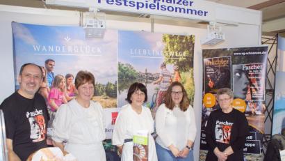 Bild: mmj
Mitglieder des Paschervereins, hier mit Julia Braun vom Tourismuszentrum Oberpfälzer Wald (Zweite von rechts), schlugen bei der "Reisebörse" in Regensburg die Werbetrommel für die Freilichtspiele am Eulenberg.