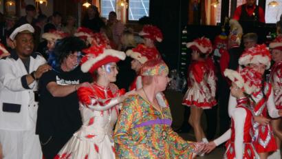 Bild: exb
Unter die Maschkerer mischte sich bei der Polonaise auch die Nabburger Faschingsgesellschaft.