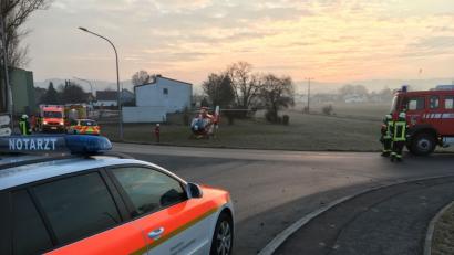 Bild: August Beer
Mit dem Hubschrauber brachten die Rettungskräfte am frühen Morgen nach einer Verpuffung in der Lackherstellung von Constantia Pirk einen schwerverletzten Mitarbeiter nach Nürnberg ins Krankenhaus.